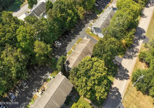 Listing Photo 2 - Condo for sale in building located at 617 Idlewood, Knoxville, TN 37923 - Unit #D