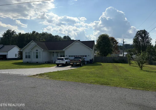 Photo 2 of Single family home for sale at 800 S 28th Street, Middlesboro, KY 40965 | MLS# 1354108 | Listing updated on 2026-09-02