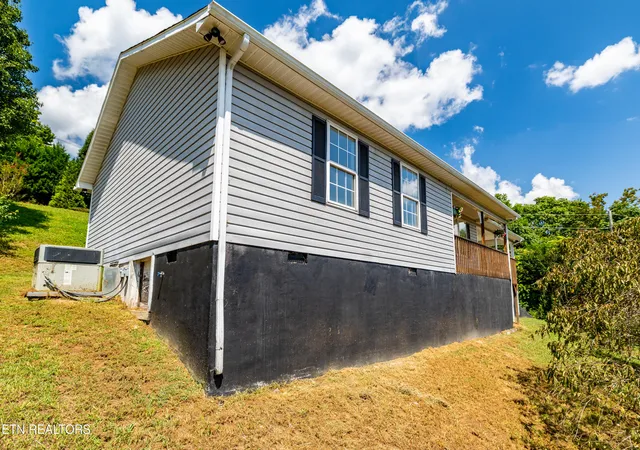 Photo 2 of Single family home for sale at 303 N 16th Street, La Follette, TN 37766 | MLS# 1354150 | Listing updated on 2026-09-02