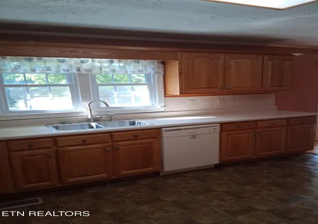 Photo 4 of Single family home for sale at 220 Kenneth St, Athens, TN 37303 | MLS# 1354152 | Listing updated on 2026-09-05