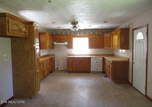 Photo 3 of Sale Pending at 115 Lake Shore Dr, Pikeville, TN 37367 | MLS# 1354222 | Listing updated on 2026-09-17