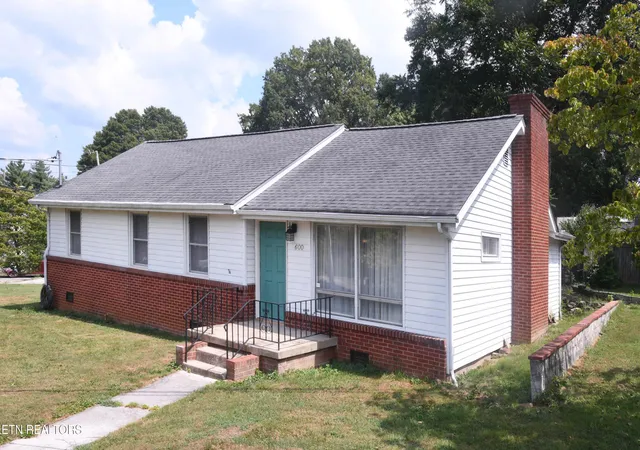 Photo 1 of Single family home for sale at 600 Glenoaks Dr, Knoxville, TN 37912 | MLS# 1354506 | Listing updated on 2026-09-13