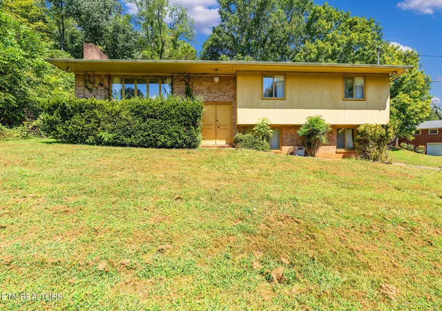 Photo 1 of Single family home for sale at 220 Brookfield Dr, Kingsport, TN 37663 | MLS# 1354530 | Listing updated on 2026-09-14