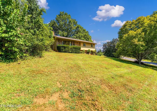 Photo 3 of Single family home for sale at 220 Brookfield Dr, Kingsport, TN 37663 | MLS# 1354530 | Listing updated on 2026-09-14