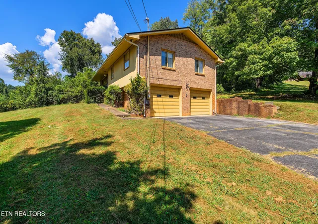 Photo 3 of Single family home for sale at 220 Brookfield Dr, Kingsport, TN 37663 | MLS# 1354530 | Listing updated on 2026-09-14