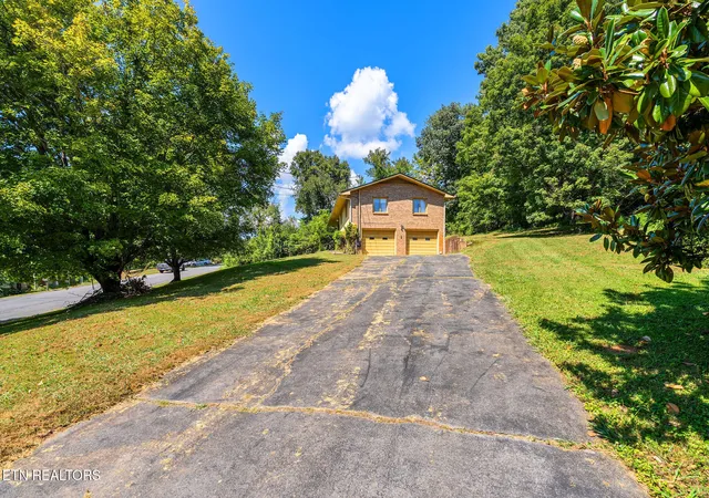 Photo 4 of Single family home for sale at 220 Brookfield Dr, Kingsport, TN 37663 | MLS# 1354530 | Listing updated on 2026-09-14