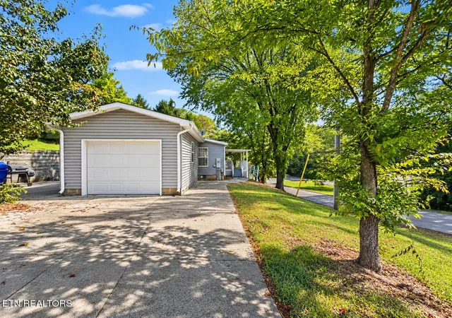 Photo 2 of Sale Pending at 501 Park Ave, Clinton, TN 37716 | MLS# 1354393 | Listing updated on 2026-09-14