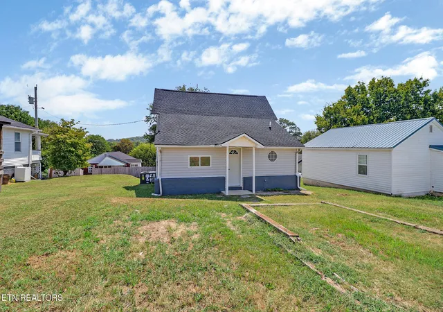 Photo 3 of Single family home for sale at 213 Birch St, Harriman, TN 37748 | MLS# 1354369 | Listing updated on 2026-09-19