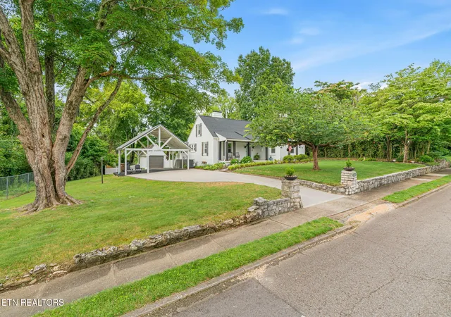 Photo 2 of Single family home for sale at 236 Hillcrest Dr, Knoxville, TN 37918 | MLS# 1354337 | Listing updated on 2026-09-14
