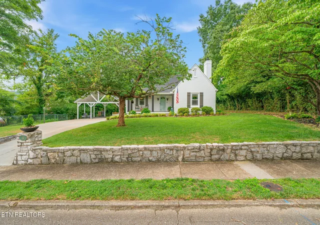 Photo 4 of Single family home for sale at 236 Hillcrest Dr, Knoxville, TN 37918 | MLS# 1354337 | Listing updated on 2026-09-14