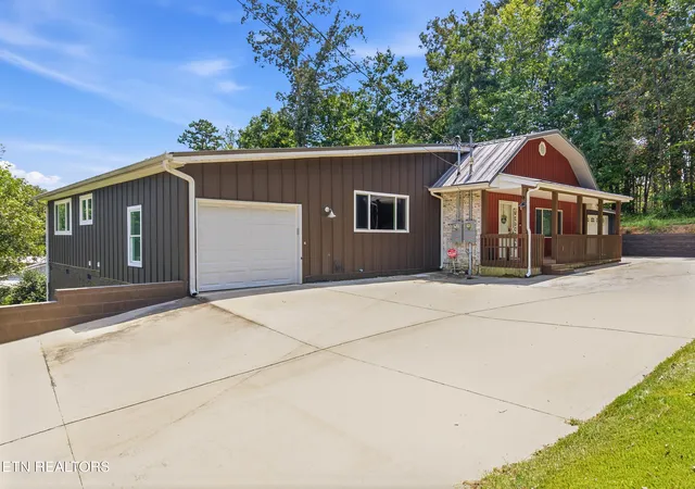 Photo 3 of Single family home for sale at 802 Cusick Cir, Lenoir City, TN 37772 | MLS# 1354328 | Listing updated on 2026-09-04