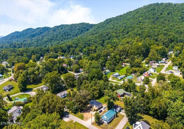 Photo 2 of Single family home for sale at 902 W Prospect St, La Follette, TN 37766 | MLS# 1354323 | Listing updated on 2026-09-15