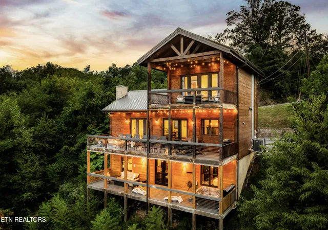 Photo 1 of Single family home for sale at 1015 Twin Oaks Rd, Gatlinburg, TN 37738 | MLS# 1355001 | Listing updated on 2026-09-10