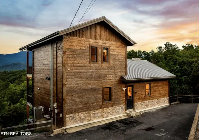 Photo 2 of Single family home for sale at 1015 Twin Oaks Rd, Gatlinburg, TN 37738 | MLS# 1355001 | Listing updated on 2026-09-10