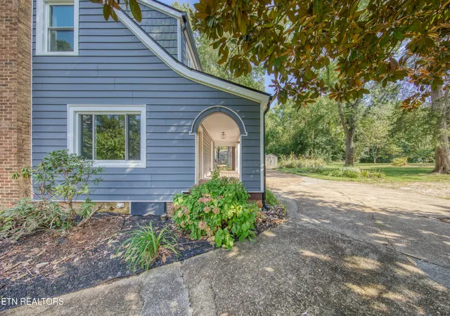 Photo 3 of Single family home for sale at 2624 Delrose Dr, Knoxville, TN 37914 | MLS# 1354333 | Listing updated on 2026-09-04