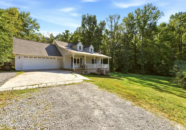 Photo 3 of Sale Pending at 923 Marlow Cir, Clinton, TN 37716 | MLS# 1354651 | Listing updated on 2026-10-02