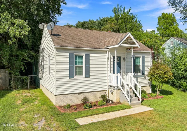 Photo 3 of Single family home for sale at 2340 Boxwood Ln, Knoxville, TN 37917 | MLS# 1354477 | Listing updated on 2026-10-23