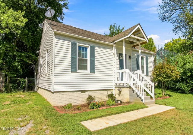 Photo 3 of Single family home for sale at 2340 Boxwood Ln, Knoxville, TN 37917 | MLS# 1354477 | Listing updated on 2026-10-23