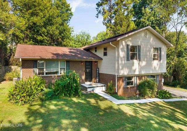 Photo 2 of Single family home for sale at 717 Schenley Rd, Knoxville, TN 37923 | MLS# 1354500 | Listing updated on 2026-09-13