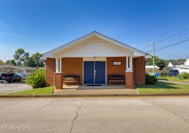 Photo 3 of Single family home for sale at 210 S Cherry St, Lenoir City, TN 37771 | MLS# 1355815 | Listing updated on 2026-09-17