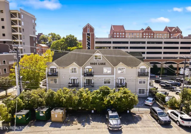 Listing Photo 1 - Condo for sale in building located at 1801 Lake Ave, Knoxville, TN 37916 - Unit #107