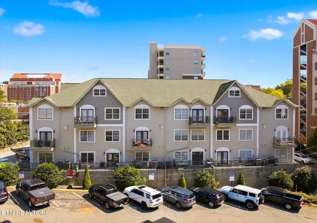 Listing Photo 2 - Condo for sale in building located at 1801 Lake Ave, Knoxville, TN 37916 - Unit #107