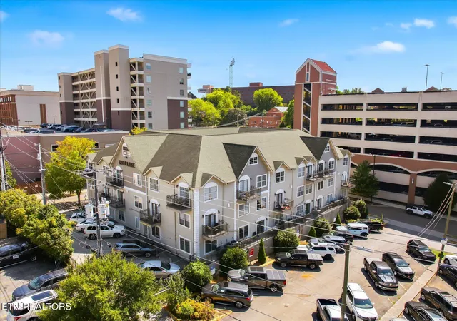 Listing Photo 3 - Condo for sale in building located at 1801 Lake Ave, Knoxville, TN 37916 - Unit #107