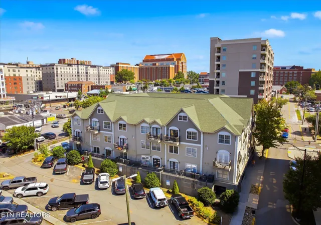 Listing Photo 4 - Condo for sale in building located at 1801 Lake Ave, Knoxville, TN 37916 - Unit #107