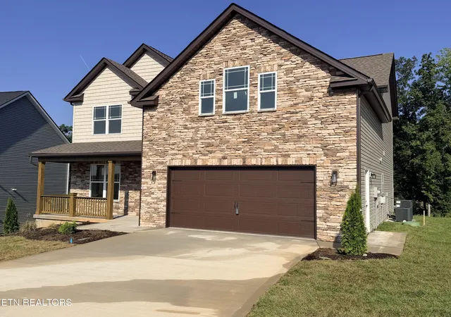 Photo 2 of Single family home for sale at 8915 Twisted Willow Ln, Knoxville, TN 37931 | MLS# 1354508 | Listing updated on 2026-09-14