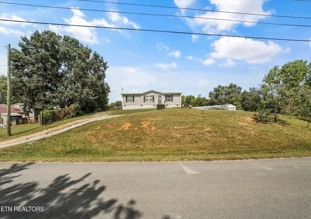 Photo 3 of Single family home for sale at 809 Shadrock Ln, Strawberry Plains, TN 37871 | MLS# 1354454 | Listing updated on 2026-09-19