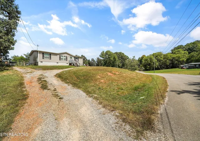 Photo 3 of Single family home for sale at 809 Shadrock Ln, Strawberry Plains, TN 37871 | MLS# 1354454 | Listing updated on 2026-09-19