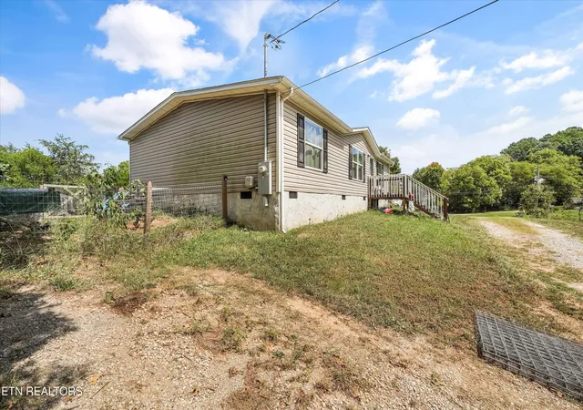 Photo 4 of Single family home for sale at 809 Shadrock Ln, Strawberry Plains, TN 37871 | MLS# 1354454 | Listing updated on 2026-09-19