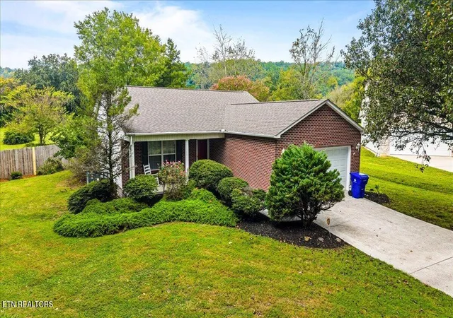 Photo 1 of Single family home for sale at 165 Elizabethton Way, Clinton, TN 37716 | MLS# 1354514 | Listing updated on 2026-09-29