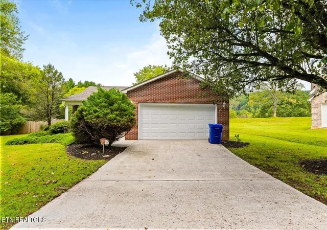 Photo 2 of Single family home for sale at 165 Elizabethton Way, Clinton, TN 37716 | MLS# 1354514 | Listing updated on 2026-09-29