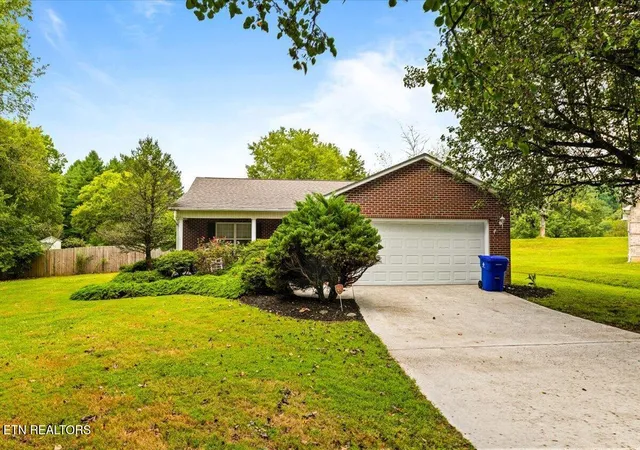 Photo 3 of Single family home for sale at 165 Elizabethton Way, Clinton, TN 37716 | MLS# 1354514 | Listing updated on 2026-09-29