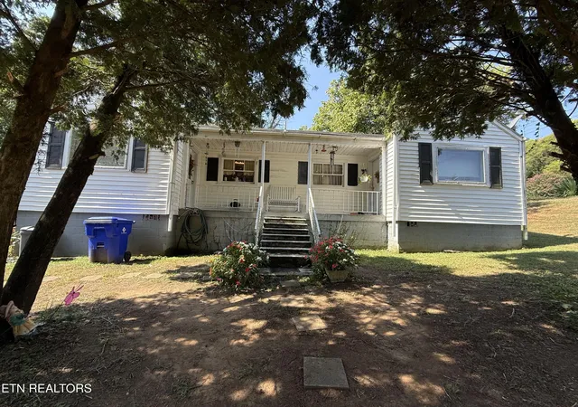 Photo 1 of Single family home for sale at 818 Sewanee St, Harriman, TN 37748 | MLS# 1354502 | Listing updated on 2026-09-04