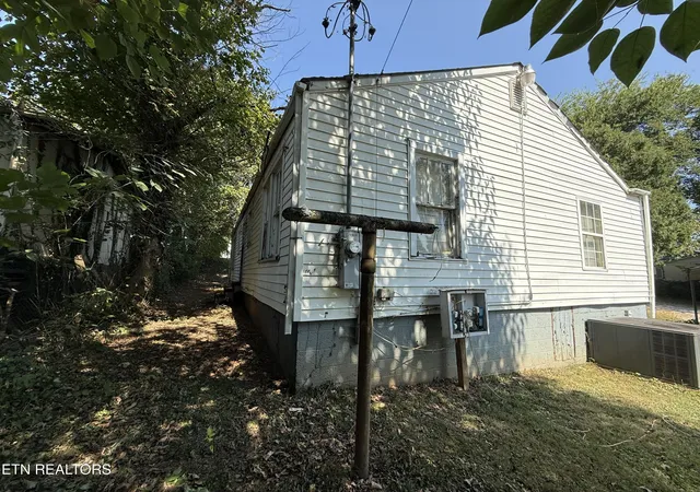 Photo 4 of Single family home for sale at 818 Sewanee St, Harriman, TN 37748 | MLS# 1354502 | Listing updated on 2026-09-04