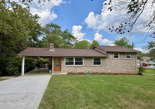 Photo 2 of Single family home for sale at 1427 Creekwood Dr, Knoxville, TN 37918 | MLS# 1354764 | Listing updated on 2026-09-18