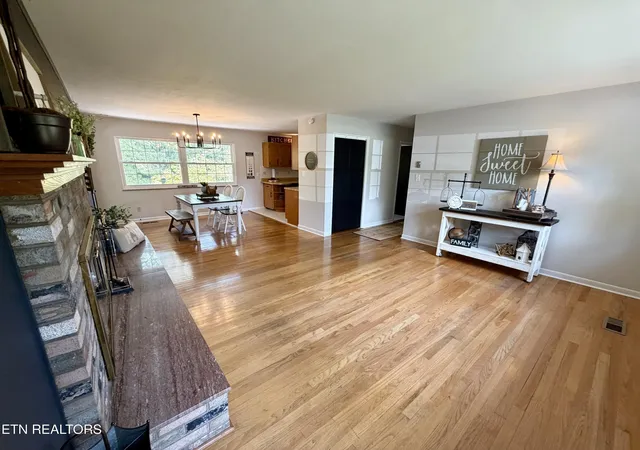 Photo 3 of Single family home for sale at 1427 Creekwood Dr, Knoxville, TN 37918 | MLS# 1354764 | Listing updated on 2026-09-18