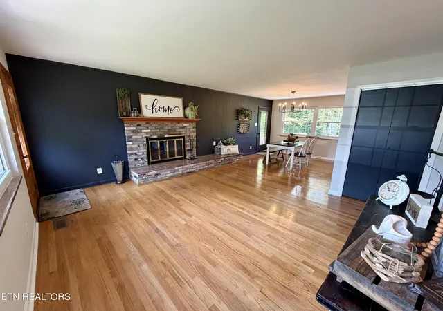 Photo 3 of Single family home for sale at 1427 Creekwood Dr, Knoxville, TN 37918 | MLS# 1354764 | Listing updated on 2026-09-18