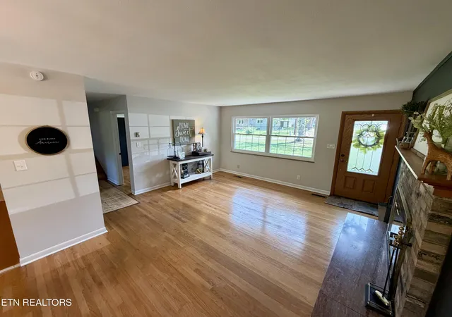 Photo 4 of Single family home for sale at 1427 Creekwood Dr, Knoxville, TN 37918 | MLS# 1354764 | Listing updated on 2026-09-18