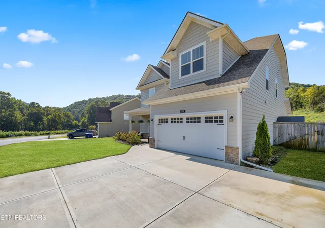 Photo 2 of Single family home for sale at 133 Forest Crk Pkwy, Oak Ridge, TN 37830 | MLS# 1354569 | Listing updated on 2026-09-25