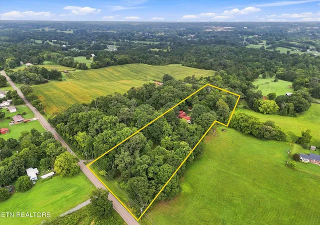 Photo 3 of Single family home for sale at 3215 Tuckaleechee Pike, Maryville, TN 37803 | MLS# 1354627 | Listing updated on 2026-09-06