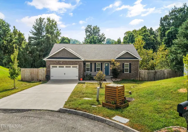 Photo 1 of Single family home for sale at 2000 Country Brk Ln, Knoxville, TN 37921 | MLS# 1354635 | Listing updated on 2026-09-18