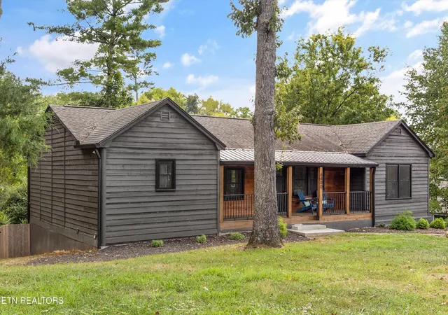 Photo 3 of Single family home for sale at 8400 Woodbrook Dr, Knoxville, TN 37919 | MLS# 1354592 | Listing updated on 2026-09-05