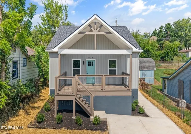 Photo 1 of Sale Pending at 923 W Oak Hl Ave, Knoxville, TN 37921 | MLS# 1354640 | Listing updated on 2026-09-16