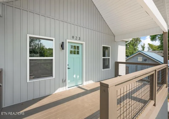 Photo 2 of Sale Pending at 923 W Oak Hl Ave, Knoxville, TN 37921 | MLS# 1354640 | Listing updated on 2026-09-16