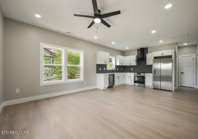 Photo 3 of Sale Pending at 923 W Oak Hl Ave, Knoxville, TN 37921 | MLS# 1354640 | Listing updated on 2026-09-16