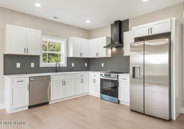 Photo 4 of Sale Pending at 923 W Oak Hl Ave, Knoxville, TN 37921 | MLS# 1354640 | Listing updated on 2026-09-16