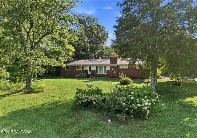 Photo 3 of Sale Pending at 109 Dartmouth Cir, Oak Ridge, TN 37830 | MLS# 1354842 | Listing updated on 2026-09-14